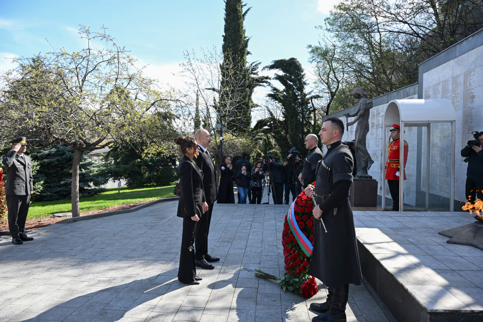 Prezident Tbilisidə Qəhrəmanlar Memorialını ziyarət etdi - FOTO/VİDEO