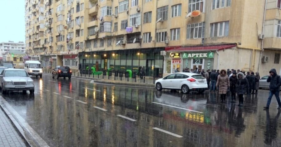 Bakıda DƏHŞƏT: övladını məktəbə apardı, qayıdanda faciəvi şəkildə öldü &ndash; FOTOLAR