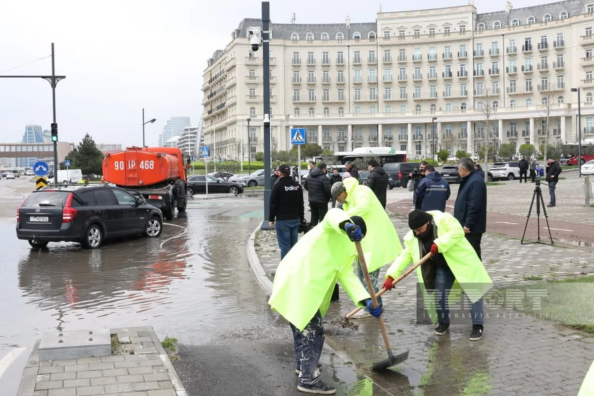 8 noyabr prospektində yağışın yaratdığı fəsadlar aradan qaldırılır &ndash; FOTO