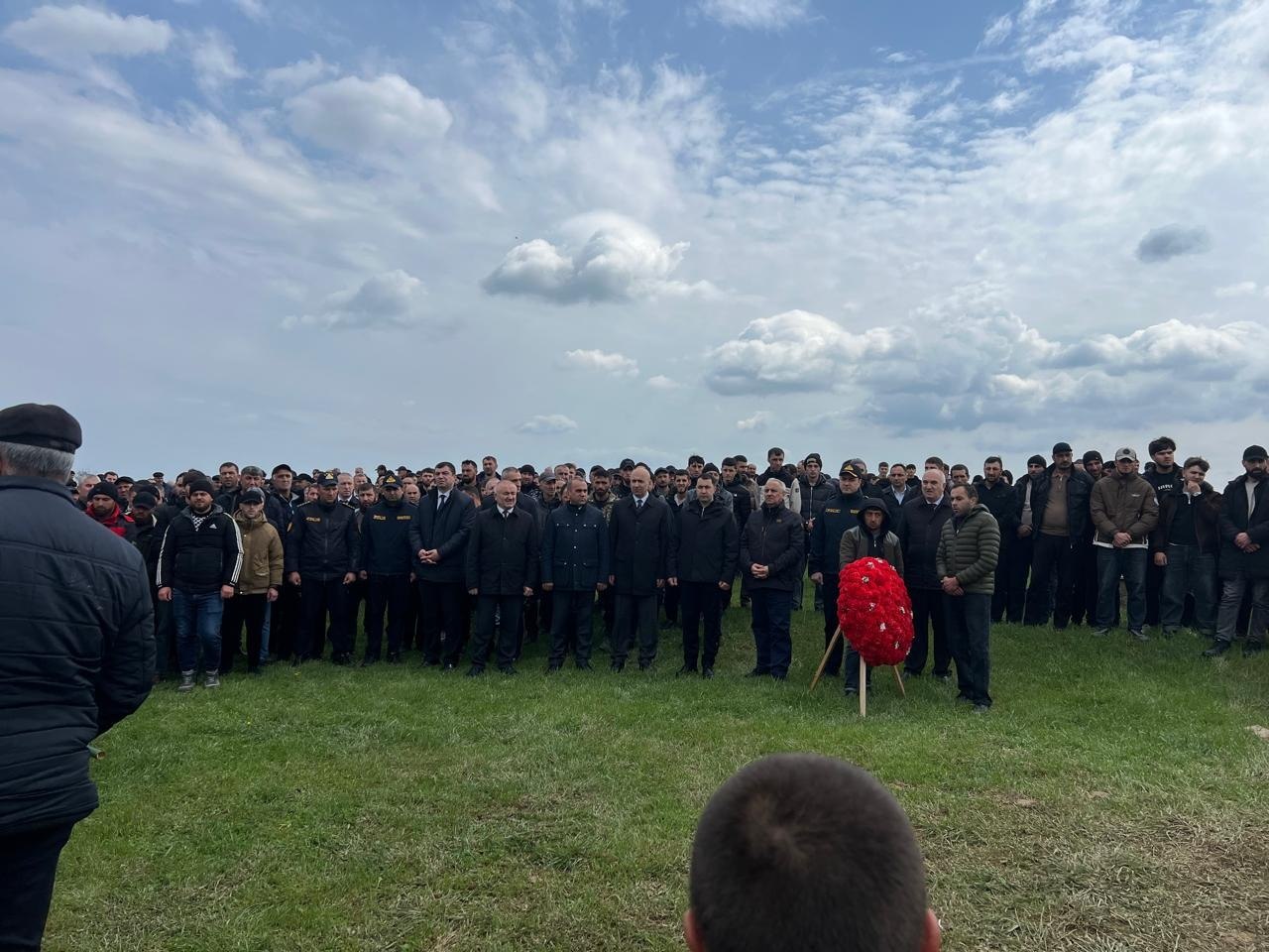 Qusar icra başçısı yağışın fəsadlar törətdiyi ƏRAZİDƏ: Sel sularına düşərək ölən gəncin dəfn mərasiminə qatıldı - FOTO