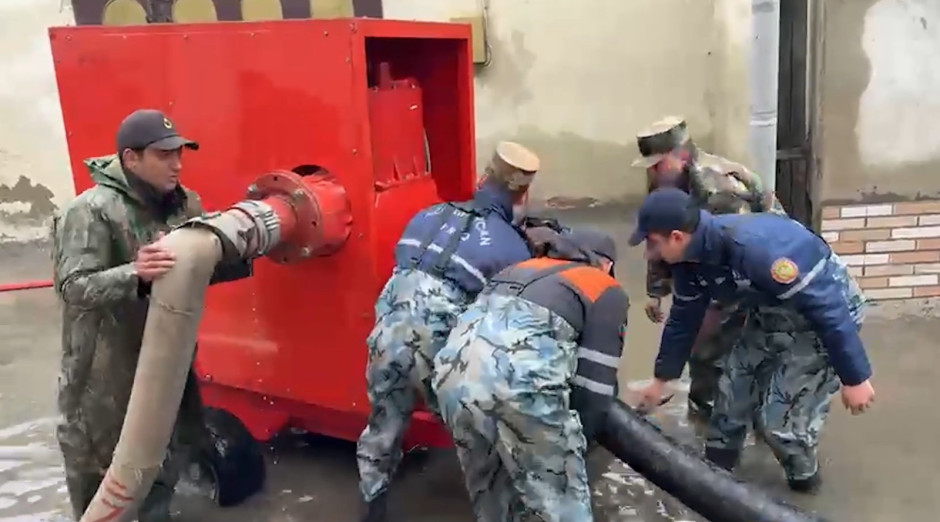 Yağışın fəsadları belə aradan qaldırılır &ndash; FOTO - VİDEO