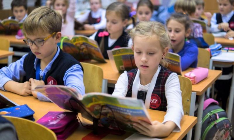 Rusiya məktəblərində QANLI İNSİDENT– Şagird müəllimi bıçaqla öldürdü - VİDEO Rusiya məktəblərində QANLI İNSİDENT– Şagird müəllimi bıçaqla öldürdü - VİDEO