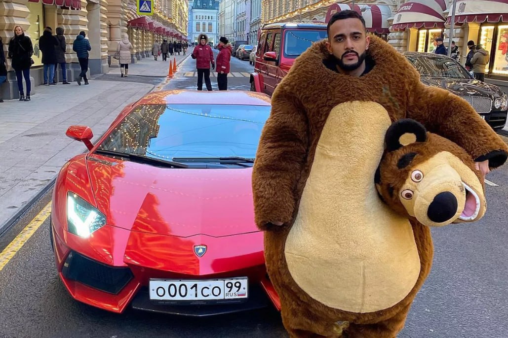 İDDİA: Hüseyn Həsənov çoxmilyonluq mənzilini bir qutu duzlu peçenyeyə satdı