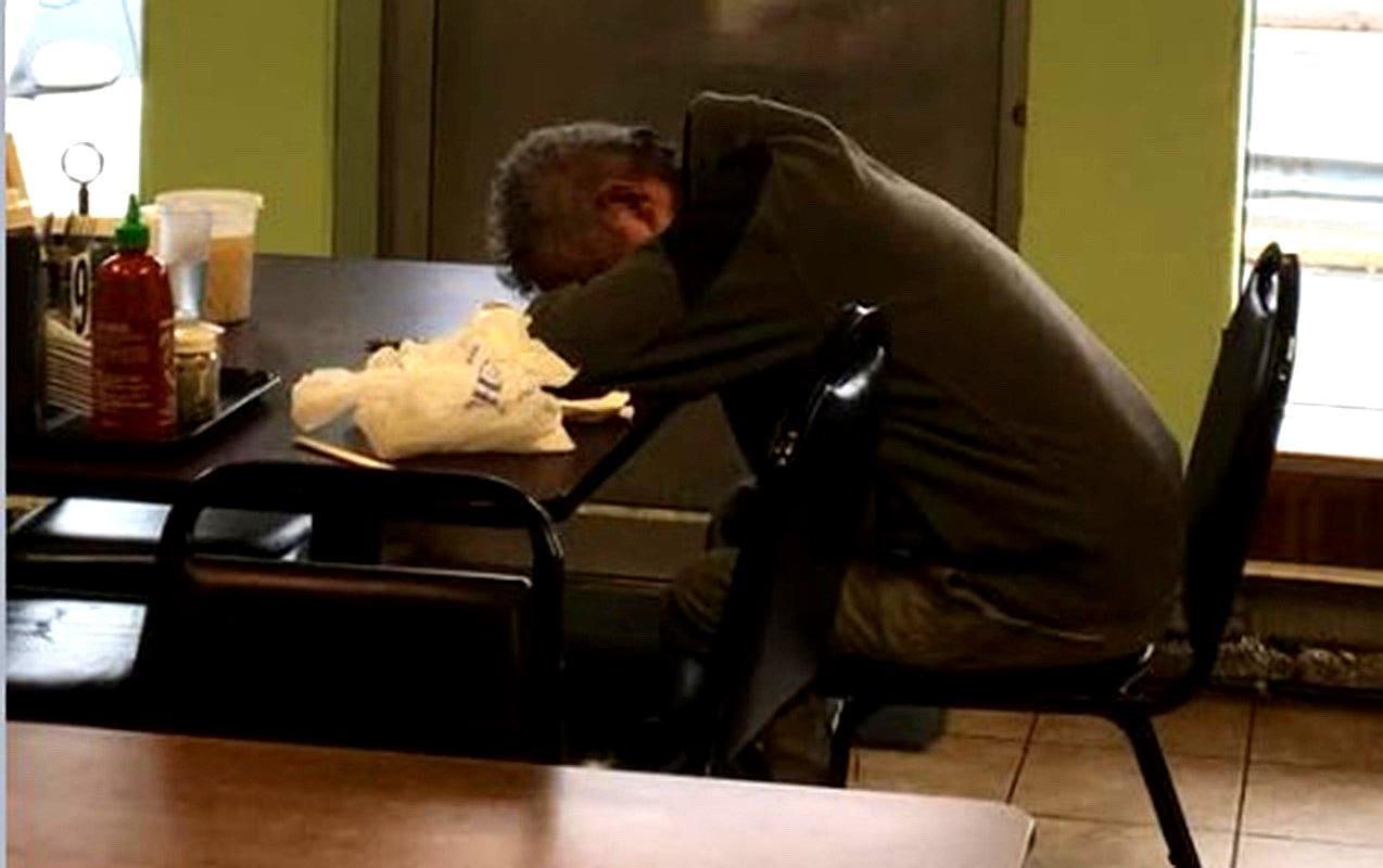 Nişanlısı ilə restorana getdi, yatıb masada qaldı - Bakıda qəribə hadisə