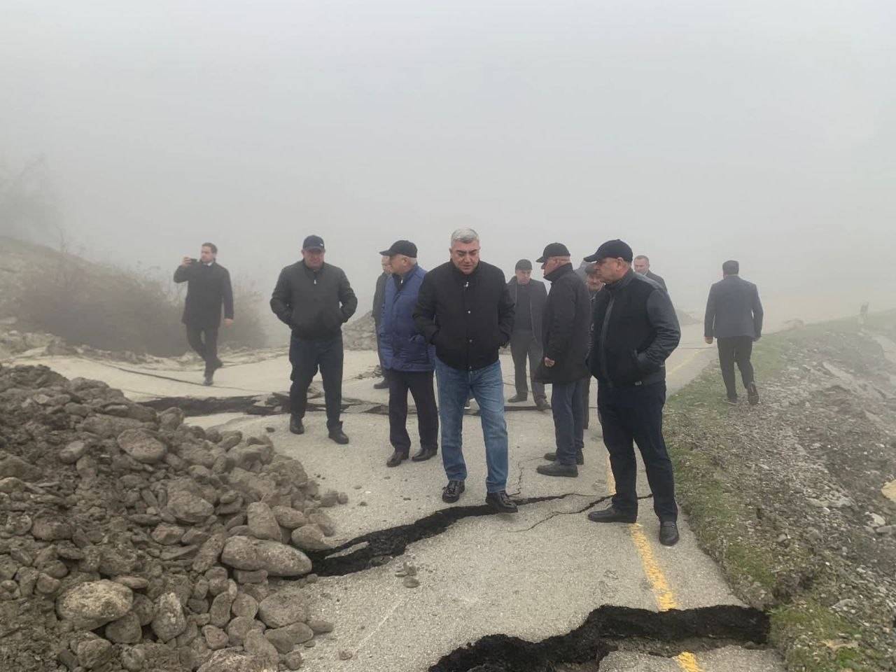 Rəsmilər Qubada sürüşmə zolağında: Alternativ yol çəkiləcək &ndash; FOTO