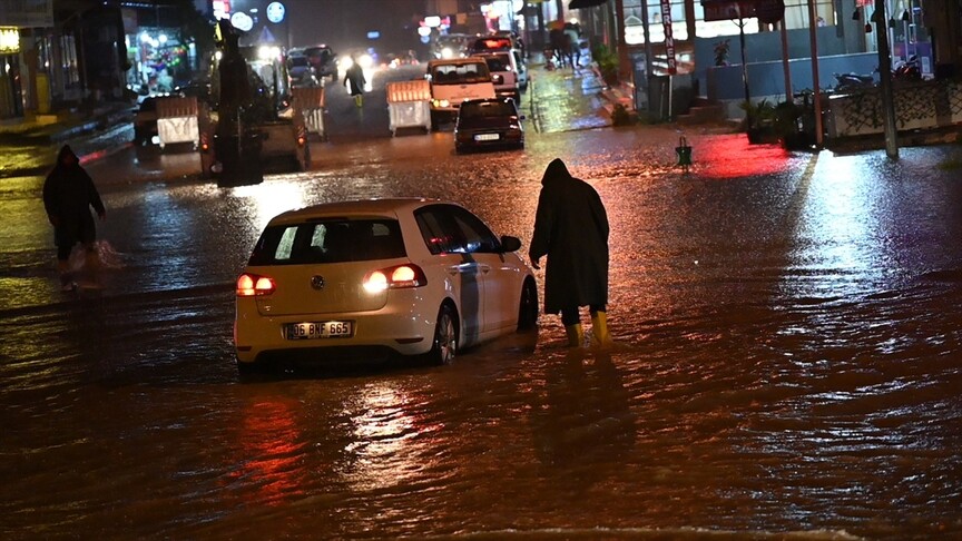 Türkiyədə intensiv yağış iki nəfərin həyatına son qoydu &ndash; VİDEO 