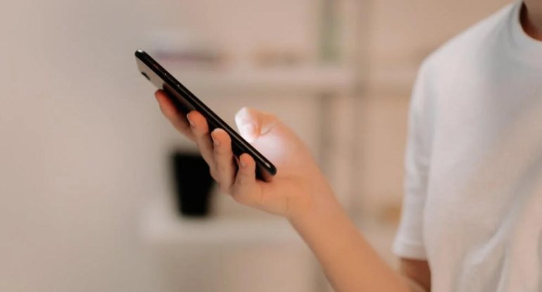 Cibinizdəki "saatlı bomba": Hər gün etdiyimiz bu hərəkət telefonu daxildən məhv edir