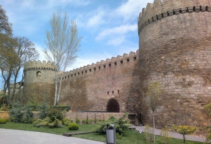 Yağış &ldquo;İçərişəhər&rdquo;in qala divarlarına da ziyan vurdu- FOTO 