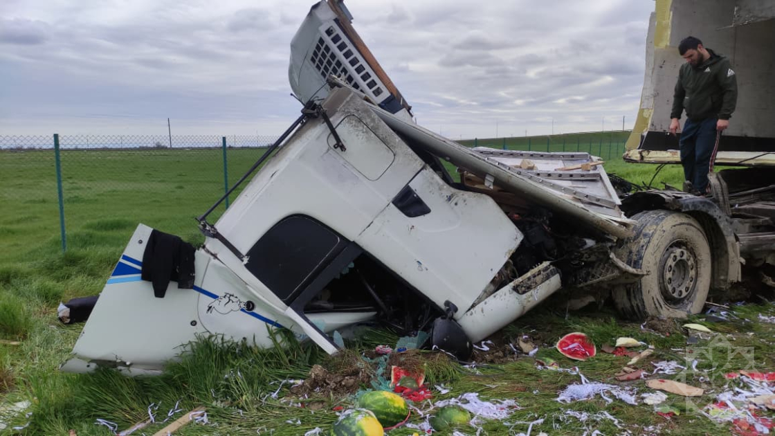Yük avtomobili ödənişli yolda aşdı - FOTO Yük avtomobili ödənişli yolda aşdı - FOTO