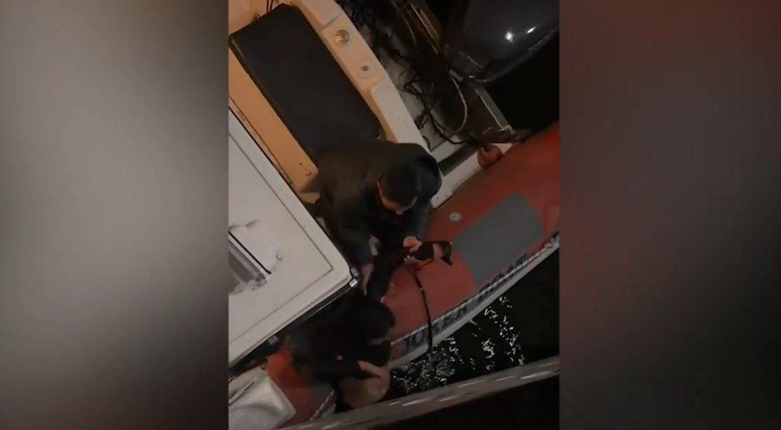 Bulvarda dənizdə batan qız belə xilas edildi &ndash; ANBAAN VİDEO