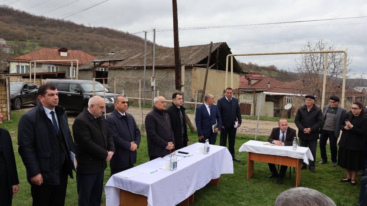 Qusar icra başçısının növbəti səyyar qəbulu: Sakinlərin müraciətləri ilə bağlı tapşırıq verdi - FOTO Qusar icra başçısının növbəti səyyar qəbulu: Sakinlərin müraciətləri ilə bağlı tapşırıq verdi - FOTO