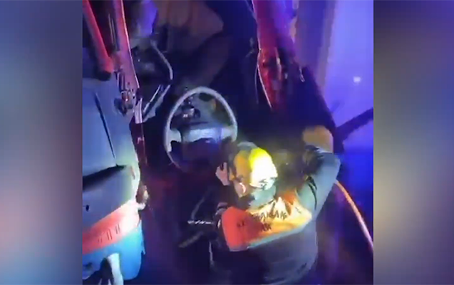 Qəzaya düşən sürücü belə xilas edildi &ndash; VİDEO