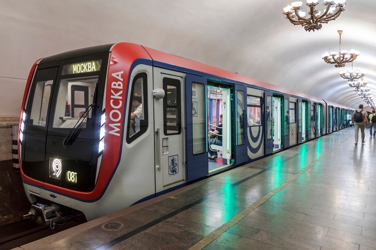 Moskva metrosunda İNSİDENT - Məktəbli qatarı atəşə tutdu
