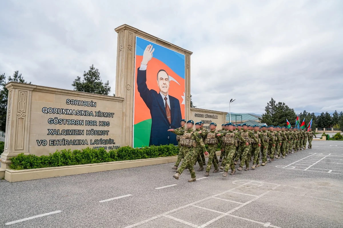 Elçin Quliyev onlara beretlər verdi – FOTO/VİDEO Elçin Quliyev onlara beretlər verdi – FOTO/VİDEO