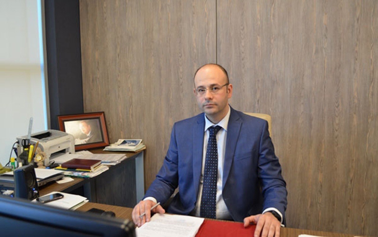 Yeni sədr işdən çıxardığı rəisin əvəzinə onu TƏYİN ETDİ