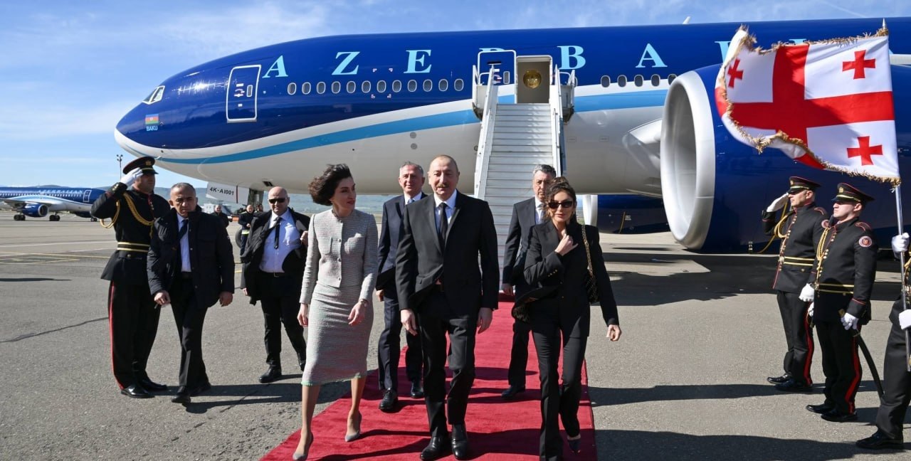 İlham Əliyevin Gürcüstanda qarşılanma mərasimindən YENİ VİDEO İlham Əliyevin Gürcüstanda qarşılanma mərasimindən YENİ VİDEO