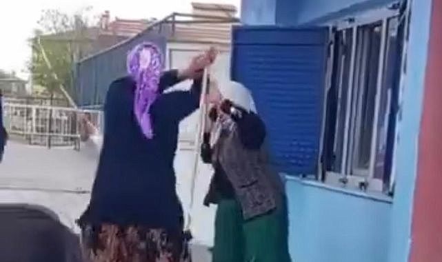 Məktəb yeməkxanasına hücum etdi - Qadınlar əlbəyaxa oldu - VİDEO