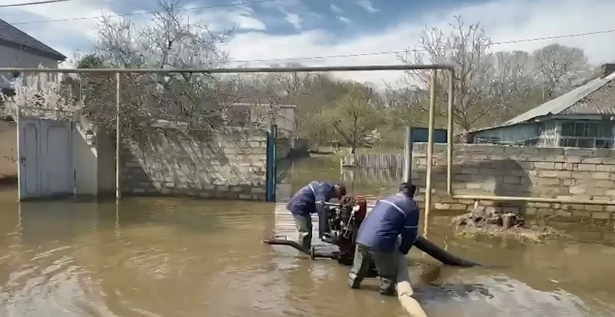 Ərazilərdən hələ də yağış suları çəkilir - VİDEO Ərazilərdən hələ də yağış suları çəkilir - VİDEO