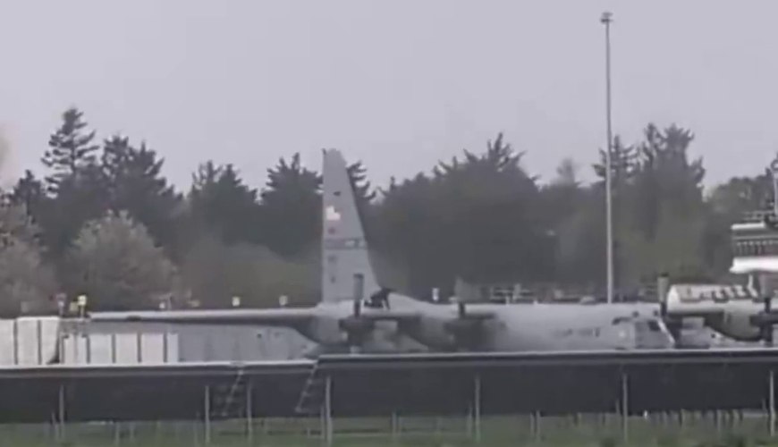 Balta ilə ABŞ-ın hərbi təyyarəsinə hücum etdi - VİDEO