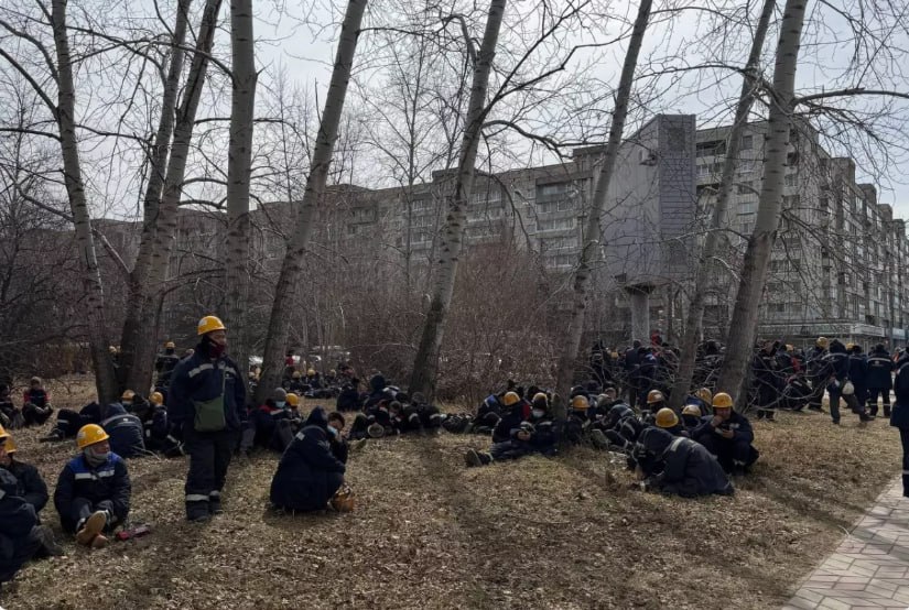 Rusiyada çinli fəhlələr maaşların verilməməsinə görə etiraz edirlər - VİDEO