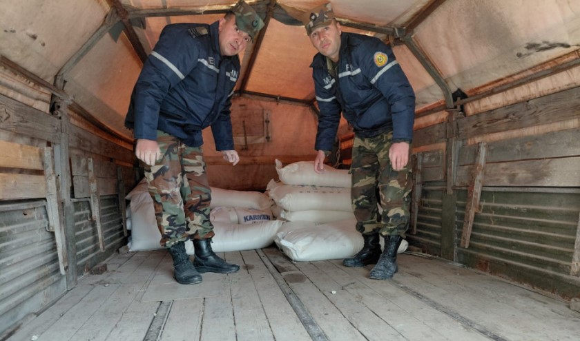 Yolu bağlanan Qonaqkəndə ərzaq aparıldı - FOTO/VİDEO