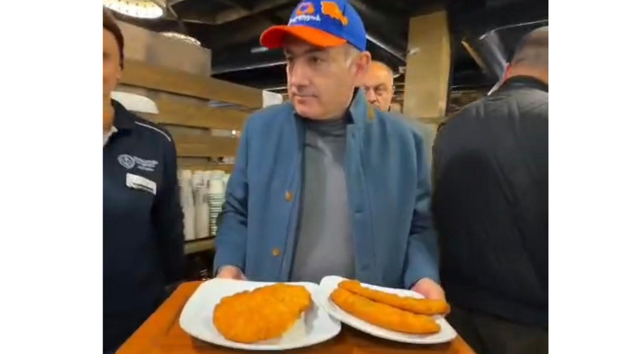 Paşinyan Göyçə mahalına getdi - Yenə &ldquo;pirojki&rdquo; yedi - VİDEO