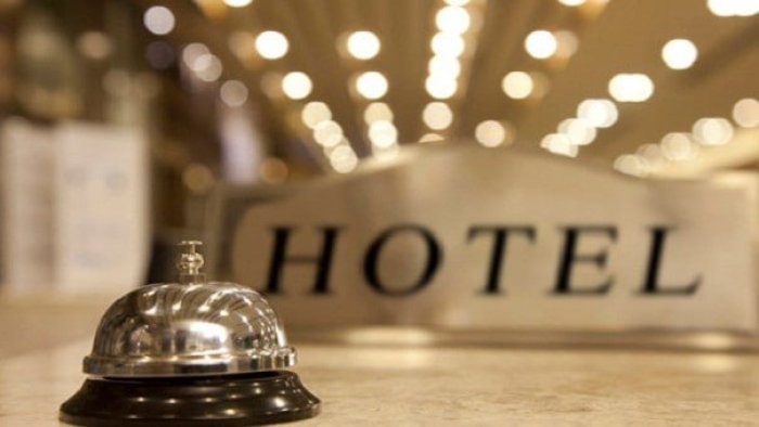 Bakıda kişi hotelə apardığı qadını döydü Bakıda kişi hotelə apardığı qadını döydü