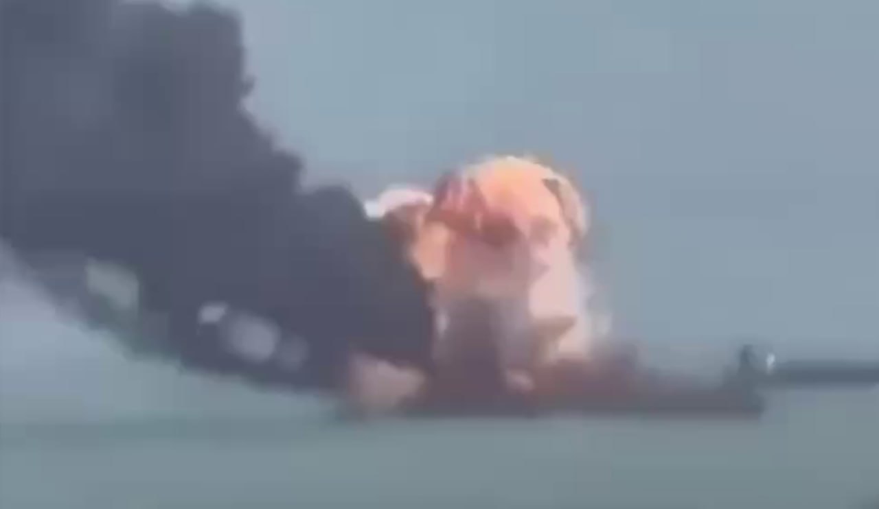 KİV: İran Hörmüz boğazına yaxınlaşmağa çalışan ABŞ gəmisini məhv etdi &ndash; VİDEO