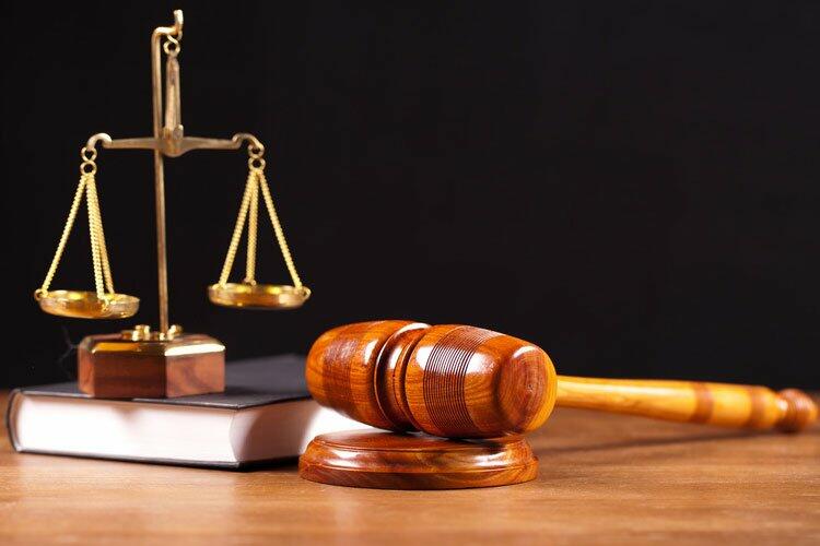 Kişi ondan borcunu tələb edən sevgilisini döydü Kişi ondan borcunu tələb edən sevgilisini döydü