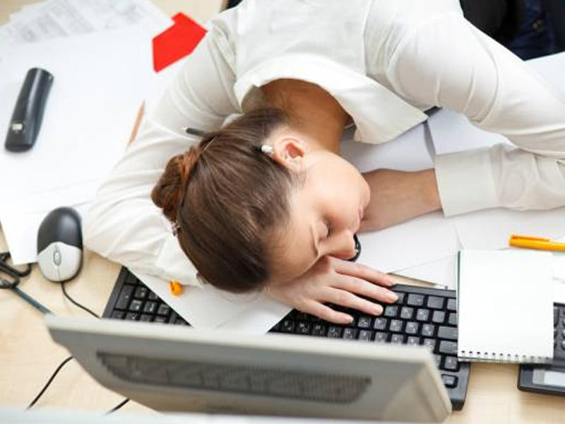 Maaşının artırılması üçün işdə yataraq etiraz etdi