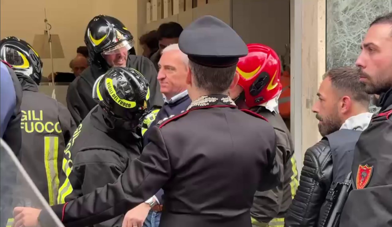 İtaliyada banka HÜCUM – 20-yə yaxın şəxs girov götürüldü – VİDEO İtaliyada banka HÜCUM – 20-yə yaxın şəxs girov götürüldü – VİDEO