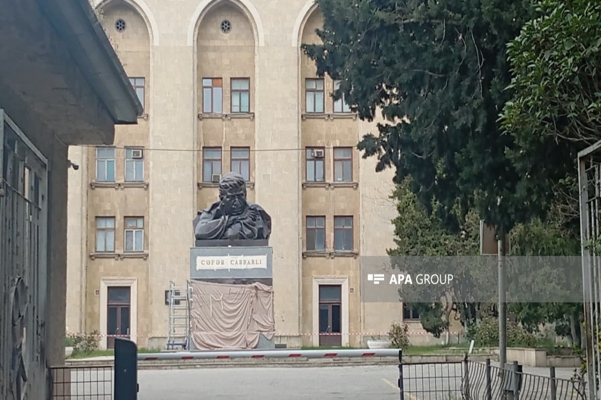 Cəfər Cabbarlının yenilənən büstünün FOTOSU