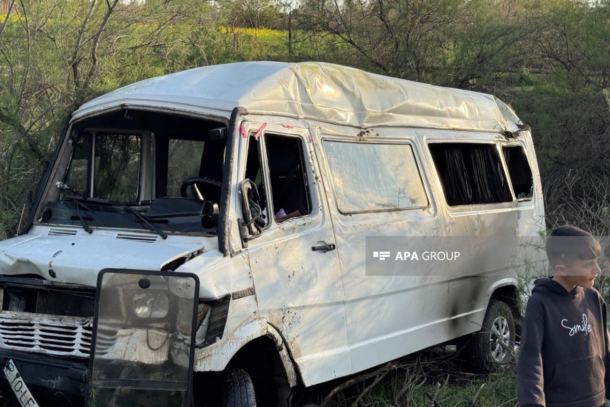 Sabirabadda şagirdləri daşıyan mikroavtobus aşıb - FOTO/VİDEO