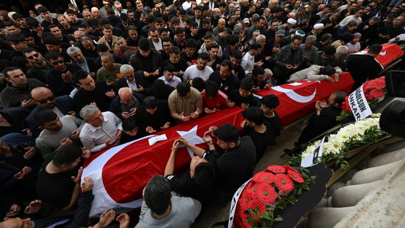 Türkiyədə məktəbə hücum zamanı həlak olan UŞAQLAR dəfn edildi - FOTOLAR Türkiyədə məktəbə hücum zamanı həlak olan UŞAQLAR dəfn edildi - FOTOLAR