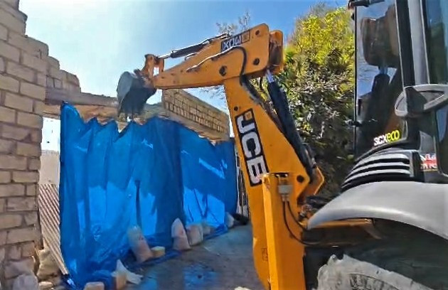 Gəncədə qanunsuz inşa olunan tikili söküldü &ndash; FOTO/VİDEO