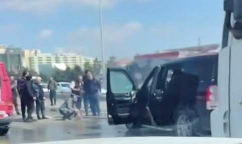 &ldquo;Land Rover&rdquo; yolun ortasında yandı &ndash; VİDEO