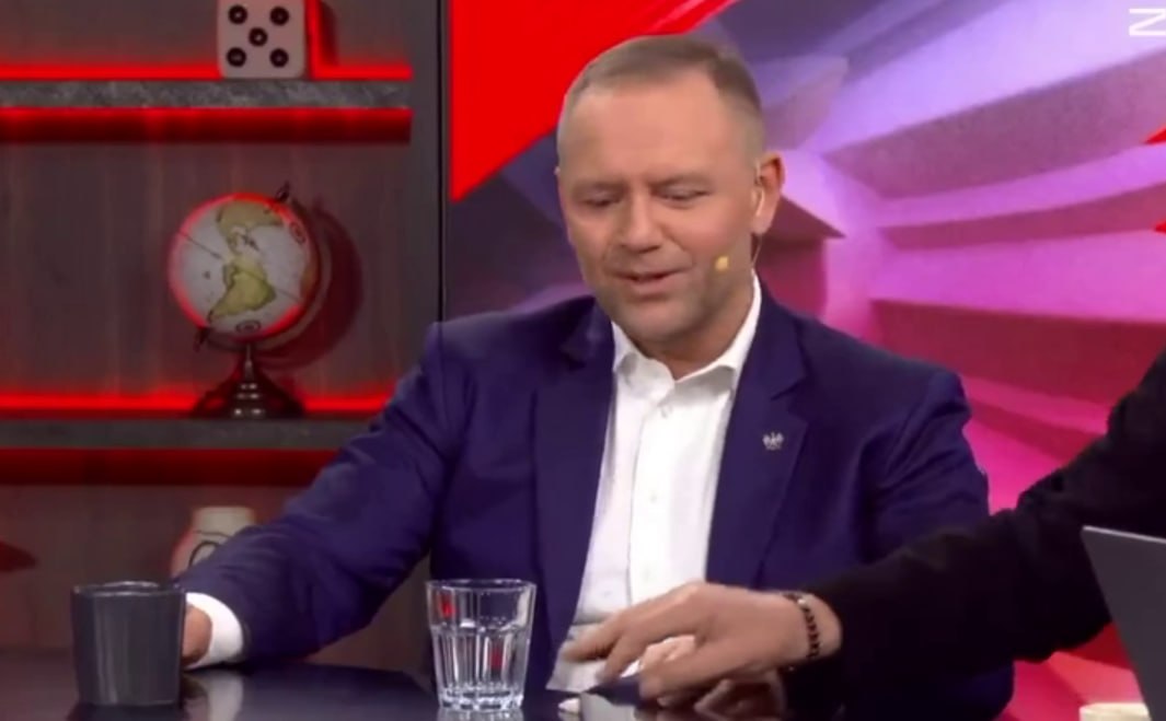 Polşa Prezidentinin canlı yayımdakı bu hərəkəti gündəm oldu &ndash; VİDEO