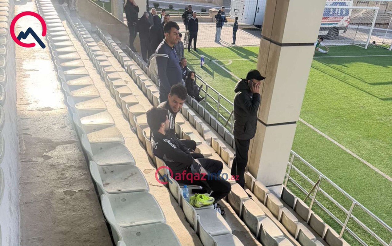 Qurban Qurbanovun cəzalandırdığı Elvin və Abbas tribunadan matça baxdılar - FOTO