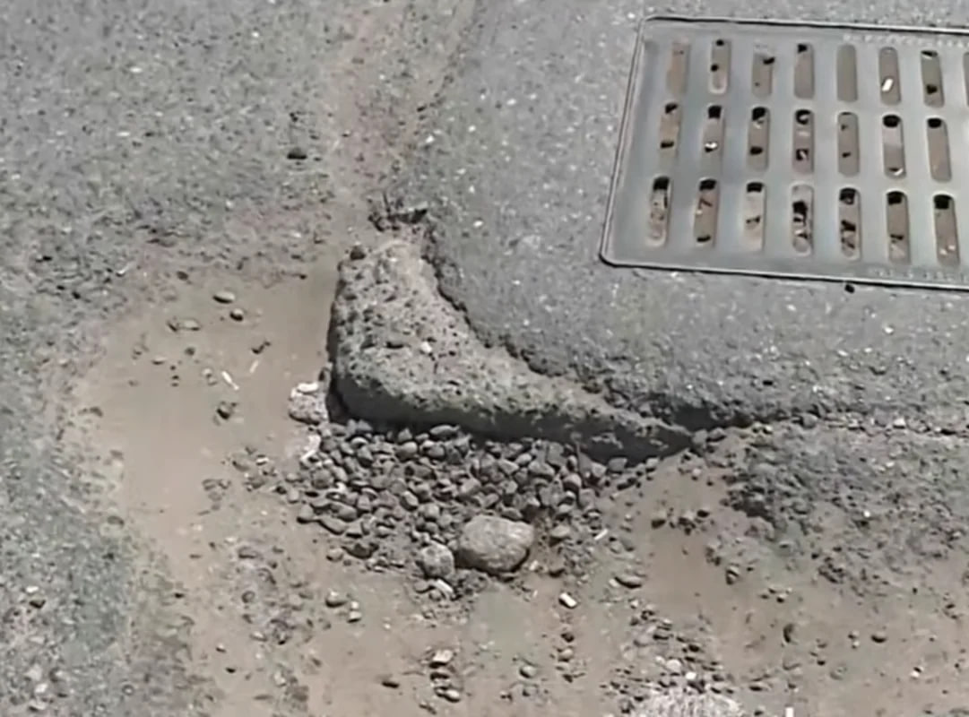 Binəqədi-Balaxanı yolunda çuxurlar maşınları sıradan çıxarır - VİDEO