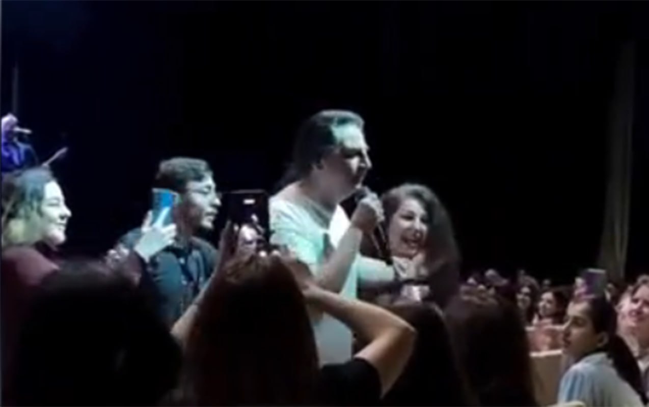 İDDİA: Çelik Bakıda konsertində tamaşaçılara hörmətsizlik etdi - VİDEO