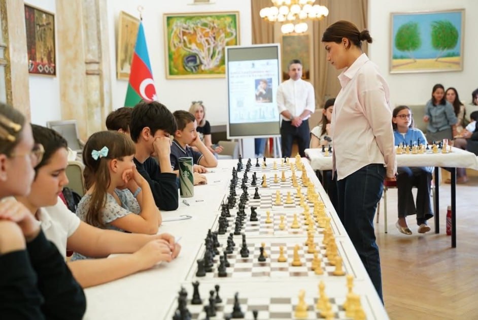 Azərbaycan çempionu Vyanada eyni vaxtda 15 şahmatçı ilə oynadı - FOTO