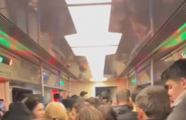 Bakı metrosunda vaqonlarda qalan sərnişinlər belə təxliyə edilir &ndash; VİDEO