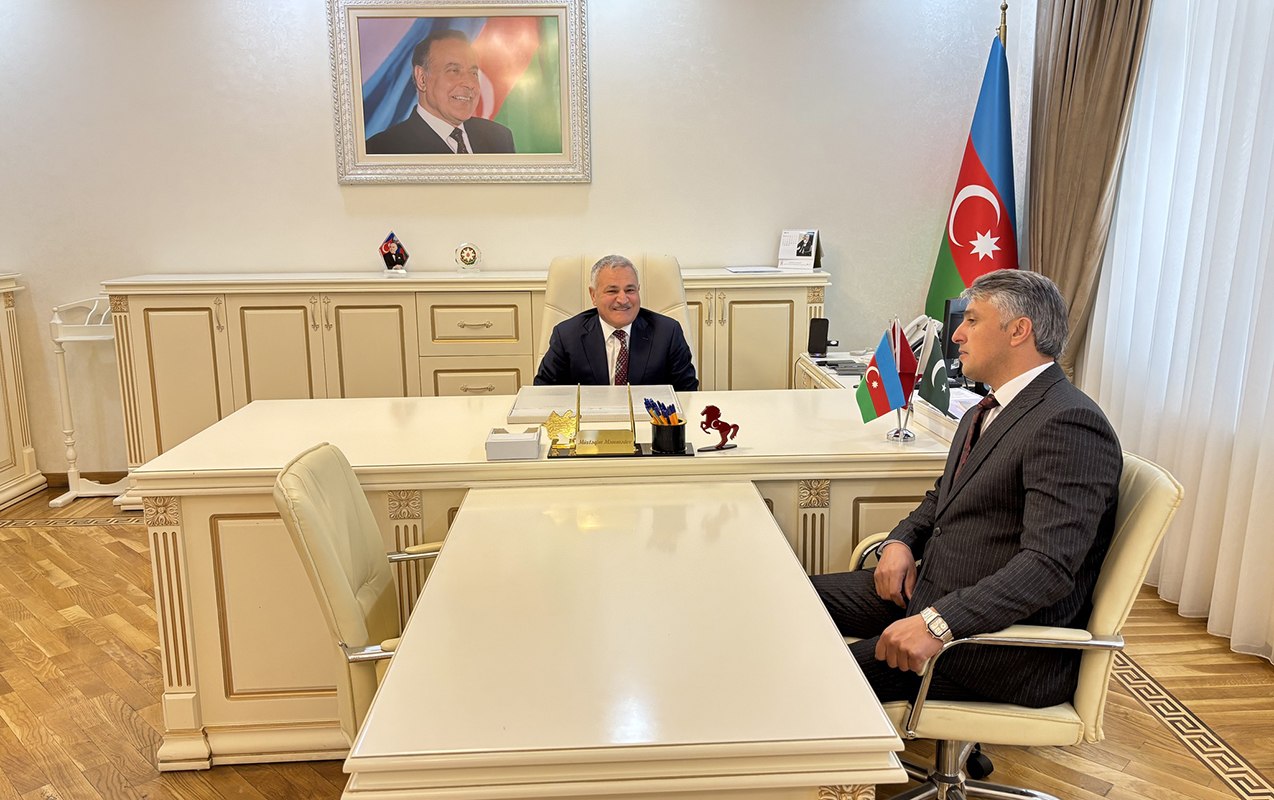 İcra başçısının bank müdiri ilə görüşü tənqid olundu - Foto-Yenilənib