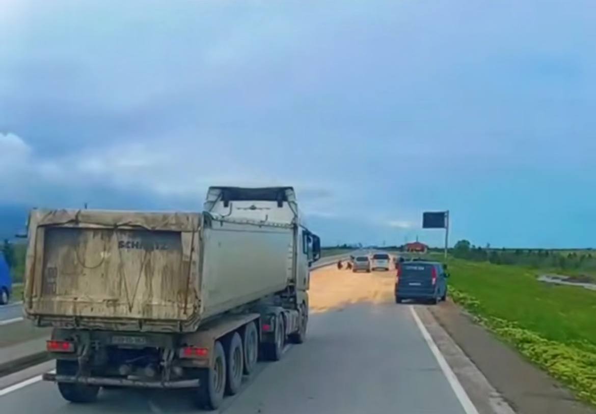 Bakı-Quba yolunda bir maşın qarğıdalı YOLA TÖKÜLÜB - VİDEO