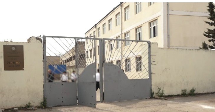 Bakıda məktəbin qarşısında İNSİDENT: Valideynlərdən biri digərini BIÇAQLADI - VİDEO