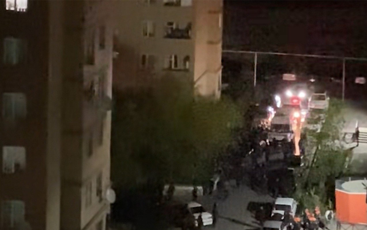 Bakıda balta ilə polisə müqavimət göstərənlər tutuldu - Silah tətbiq edildi &ndash; VİDEO