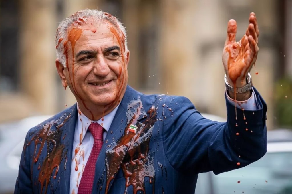 Berlində Pəhləvinin üzərinə qırmızı maye atıldı - VİDEO