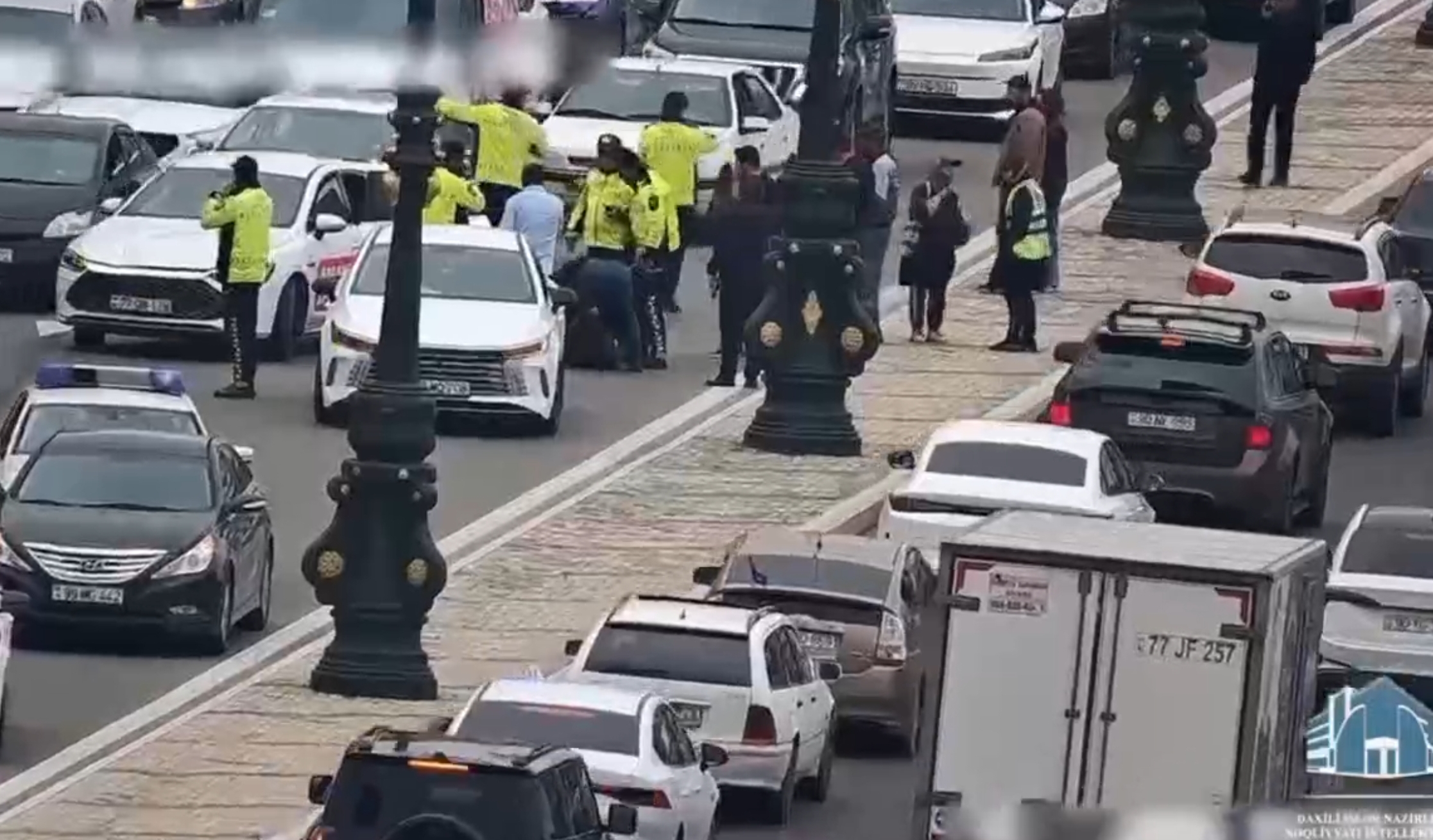 Bakıda HƏYƏCANLI ANLAR: Piyadanı maşın vurdu, POLİSLƏR dərhal xəstəxanaya çatdırdı - VİDEO