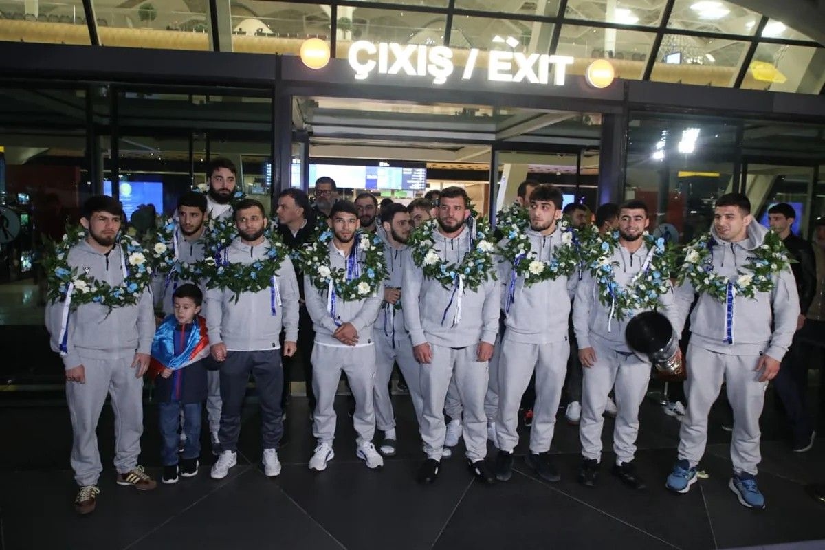 ÇEMPİON güləşçilərimiz Vətənə qayıdıblar - FOTO