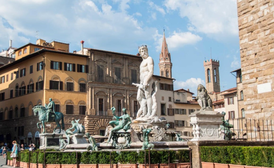 Dostlarının sözü ilə heykələ dırmaşdı &ndash; Beş min avro ZİYANA DÜŞDÜ